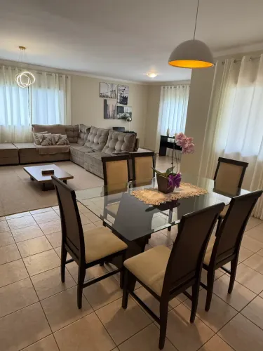 Mesa elegante e atemporal, com seis cadeiras 1,80m x 1,00m