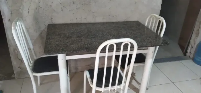 Mesa de granito branca  com 3 cadeiras 