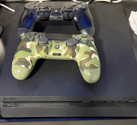 Ps4 Slim 13 JOGOS ( 2 controles e vários jogos ) PREÇO PRA IR EMBORA ACEITO OFERTAS