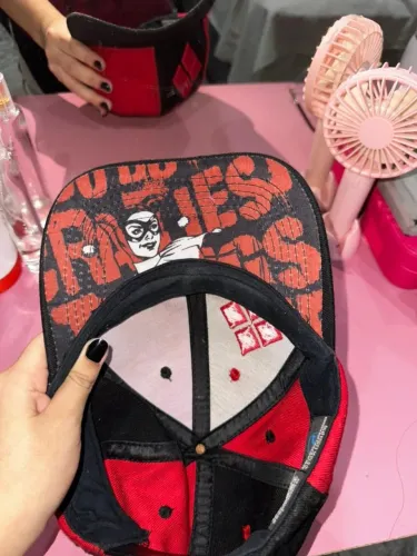 BONÉ ORIGINAL DA DC COLEÇÃO HARLEY QUINN - PITICAS