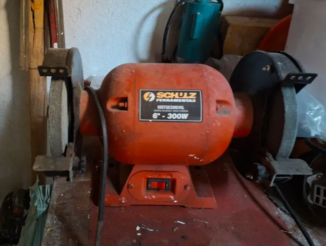 Moto Esmeril de Bancada Schulz de 6 polegadas com 300W de potência.