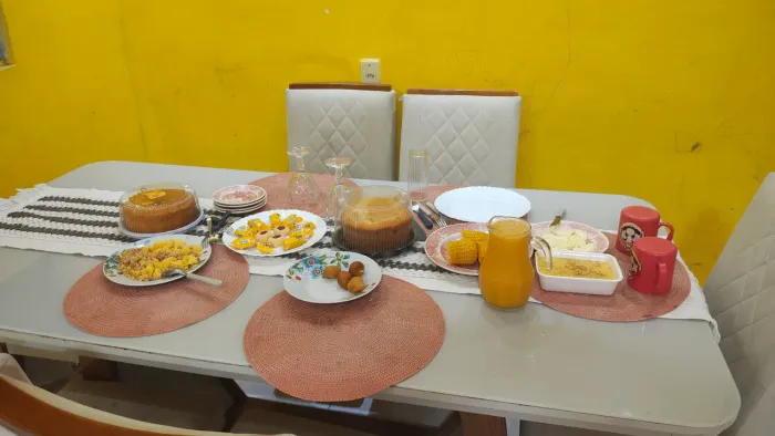 Vendo Mesa grande com tampo de vidro com 4 cadeiras