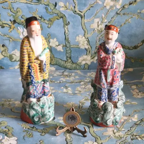 Duas estatuetas de porcelana chinesa. Esculpidas à mão.Medem16 e 17 cm altura