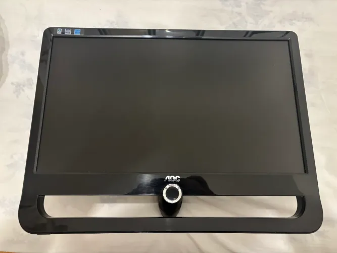 Monitor AOC 18,5 polegadas widescreen.