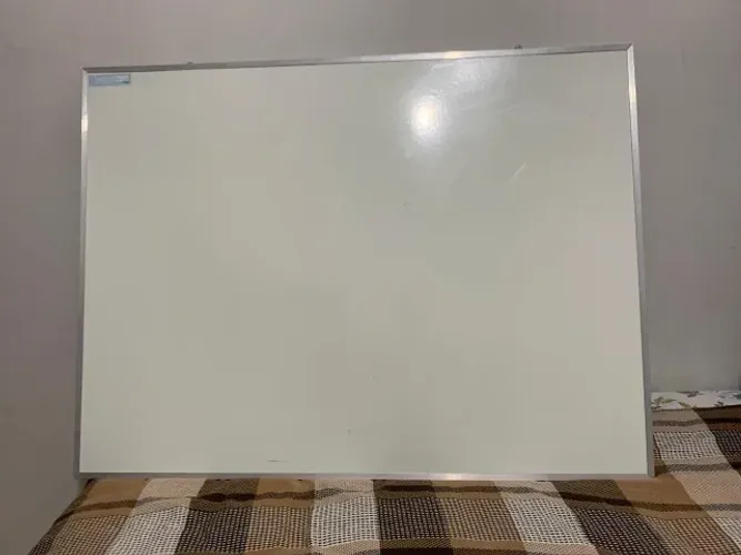 Quadro branco para estudos, medindo 120 x 90cm