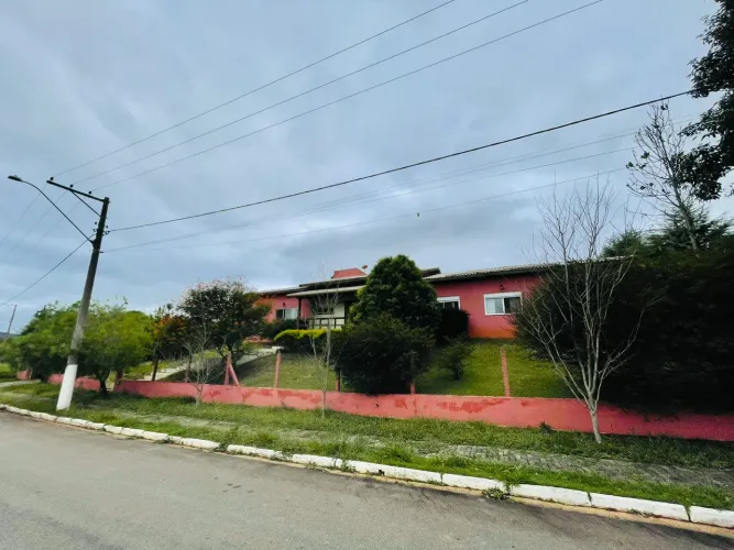 Casa à venda no Condomnio São Félix do Cataguá em Taubaté/SP.