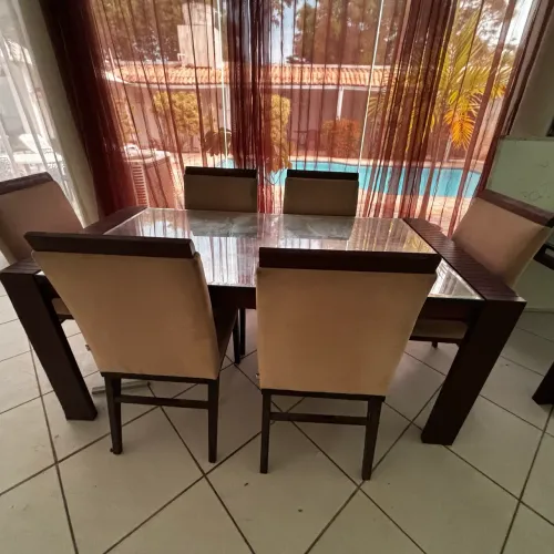 Mesa com seis cadeiras