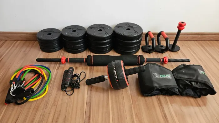 Kit de treino em casa - Anilha, kettlebell, tornozeleira, roda abdominal, corda e elástico