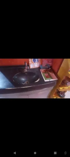 Vendo essa pia de 200 reis ela tem um balcão em baixo dela