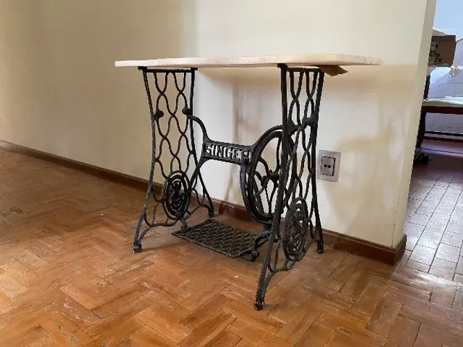 Mesa de mármore com base de maquina de costura Singer vintage