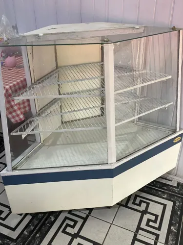 Expositora de alimentos com luz de led ideal pro seu comércio ( não gela e nem aquece )