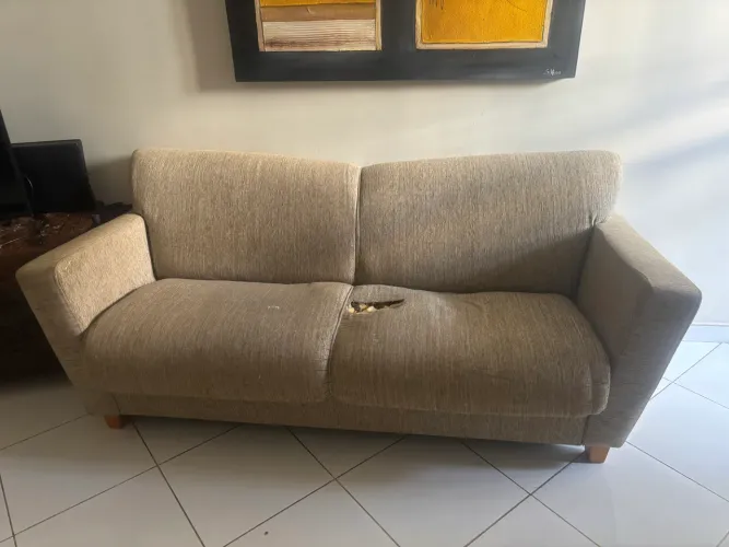Sofá 3 lugares, estilo retrô. Excelente estrutura, porém está com o estofado rasgado .