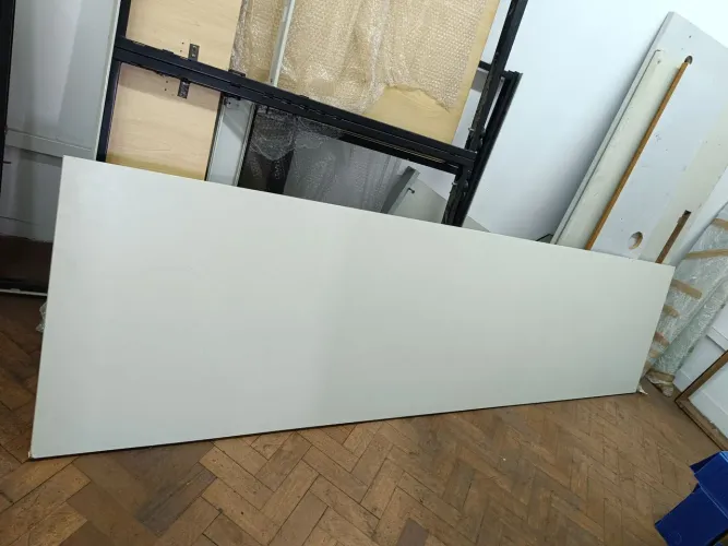 Tampo de mesa estilo bancada em MDF bordado, cor areia, 274 x 70 x 2,5 cm.