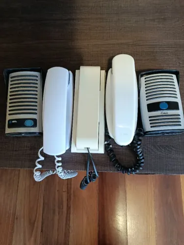 CONJUNTO COM DUAS CENTRAIS E TRÊS MONOFONES