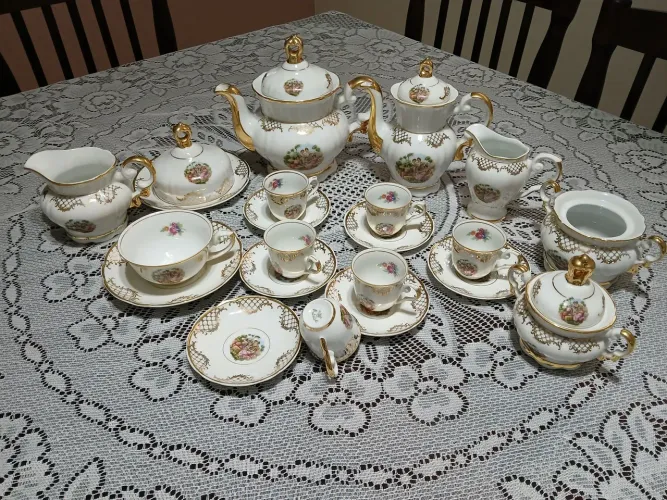 Conjunto de café e chá em porcelana antiga .