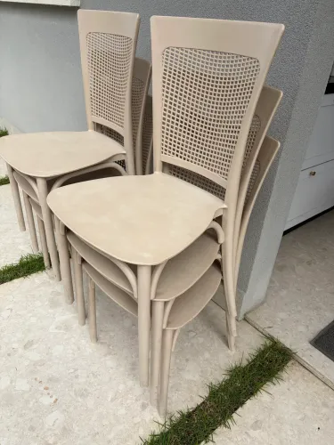 Cadeira de polipropileno (plástico)