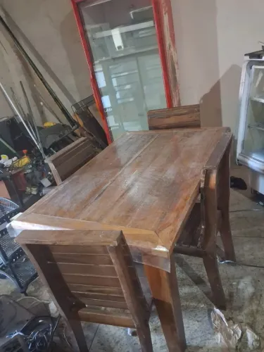 Mesa de 4 cadeiras (madeira) envernizado