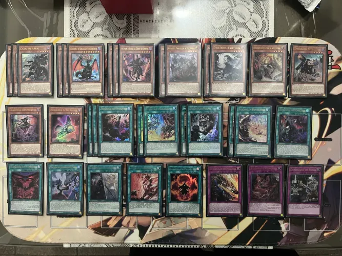 Deck Branded + Sleeves (protetores) e Playmat temático (Yu-Gi-Oh!)