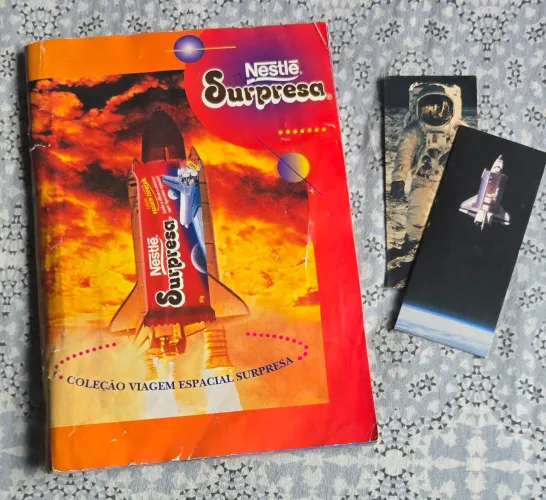 Álbum Nestlé Surpresa Viagem Espacial (1998) completo c/ 28 coladas e 2 p/ colar