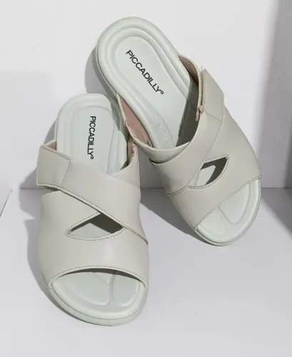 Sandália semi nova da marca Piccadilly original. Tamanho 35 número