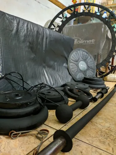 Kit com Barras, Anilha, Halter, Trampolim, Colchonete e outros para Musculação