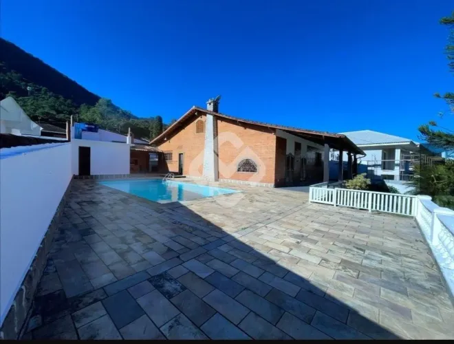 Aluguel - Casa com 5 quartos - piscina - Teresópolis 