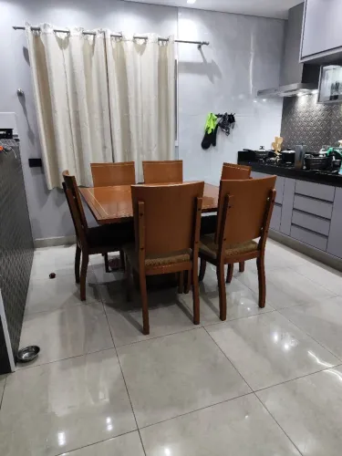 Mesa de jantar com seis cadeiras madeira maciça