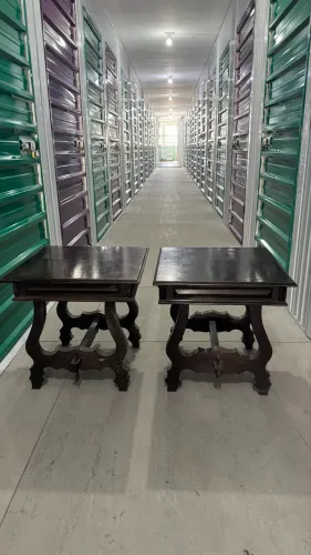 Mesas de cabeceira em madeira ebanizada, com detalhes entalhados
