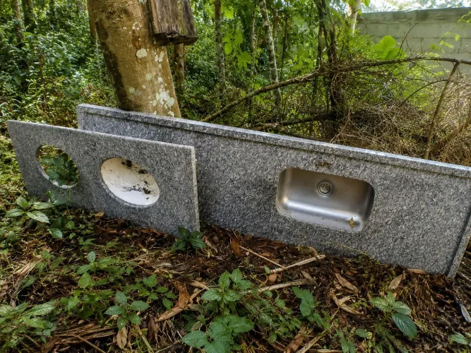 Vendo duas bancadas de granito com cuba 390 (maior) e 190 (menor)
