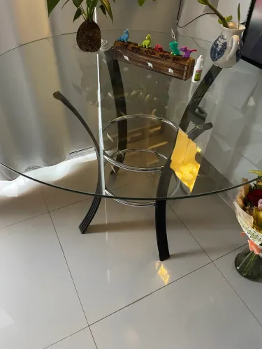 Mesa de vidro redonda sem cadeiras