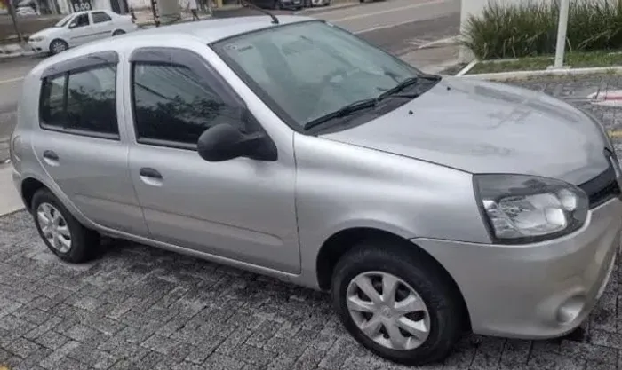 Alugo carro Renow Clio.