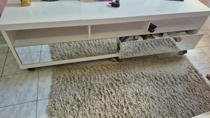 Rack de sala branco com espelho e rodízios