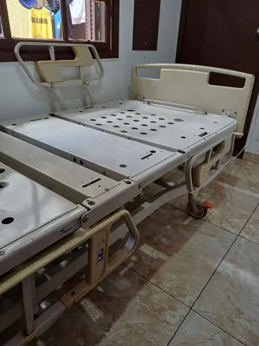 Cama hospitalar motorizada e articulada com ajuste de altura - Usada