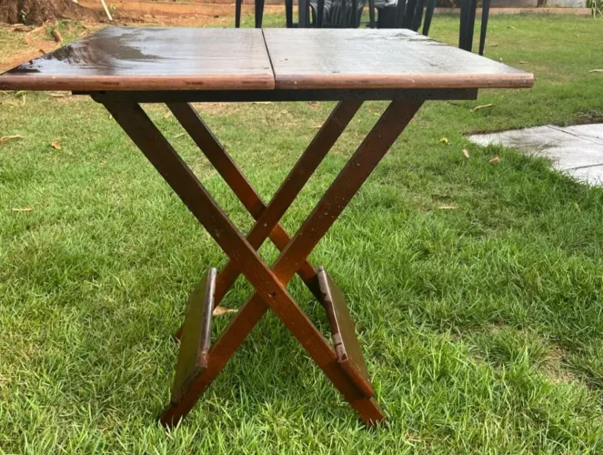 Mesa de madeira pra 4 lugares pouco ussada