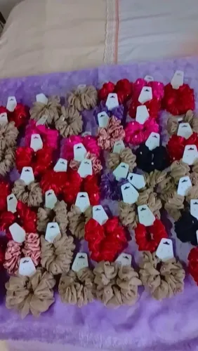 Scrunchie de cetim e cropped de crochê