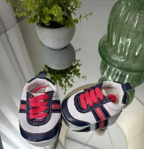 Tenis branco com azul - Tamanho 0-6 meses
