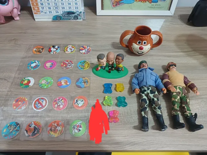 Brinquedos antigos lote anos 80 e 90 bonecos tazos geloucos caneca mini craque