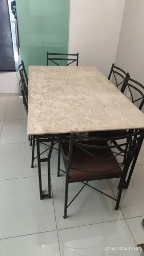 Vende-se mesa com 6 cadeiras, estrutura de ferro e tampo de mármore R$ 850,00