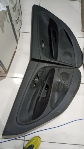 Peças das portas, acho que é Punto Fiat