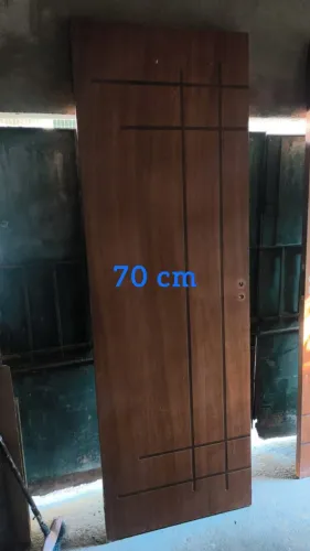 Portas e banquinhos de madeira e portas de MDF