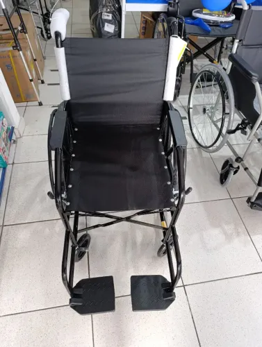 Cadeira de rodas simples pineu maciço 