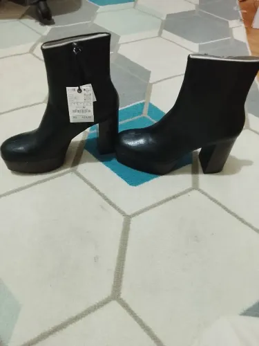 Bota da Zara ( nova sem uso na caixa )