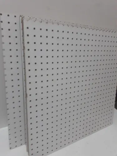 Placas eucatex 60 x 60cm   espessura 4mm   branca  com pequenos  detalhes.