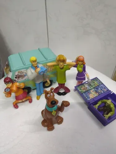 Scooby Doo e seus amigos com a máquina de Mistério 