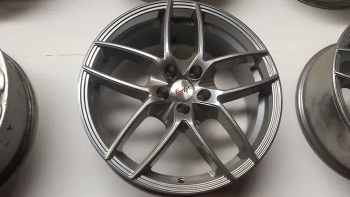 Roda aro 17 Wsw estilo Momo Grafite Gloss Metalic jogo 5x100 nova
