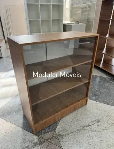 Balcão Vitrine com Portas em MDF Amadeirado