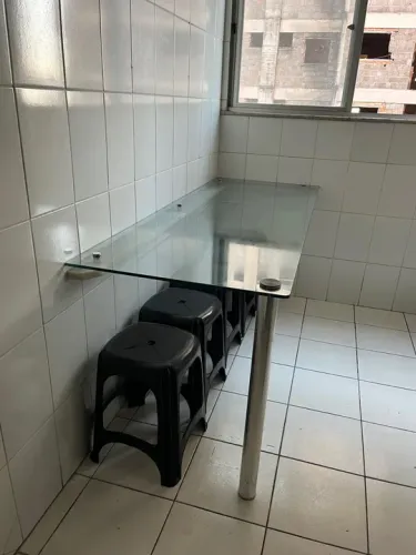 Mesa de vidro, de canto de parede com um pé de alumínio.