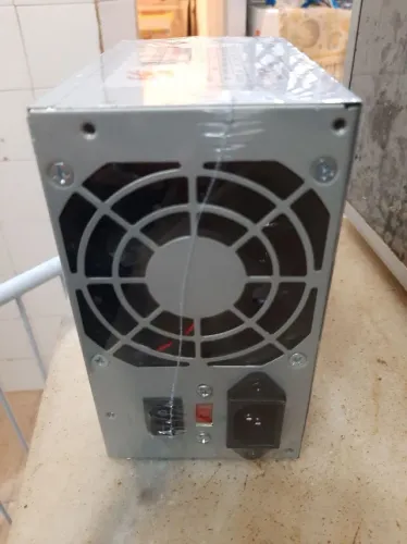 Fonte de alimentação com potência nominal de 500W