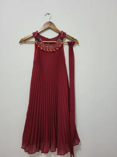 Vestido curto de Festa, plissado, tamanho P, cor: Cereja