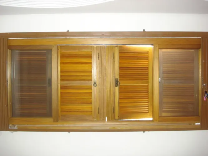 Janela madeira louro: med. 2,78 x 1,15